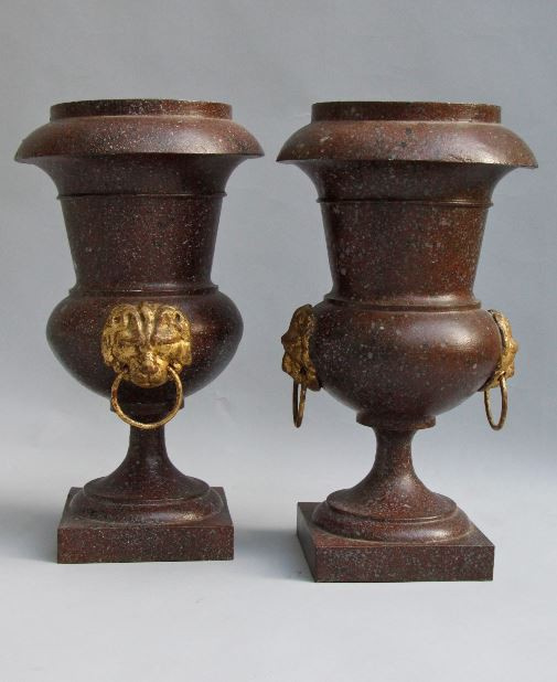 Pair of porphyry painted toleware Empire vases with gilded lion heads by Onbekende Kunstenaar