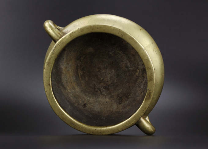 Chinese gilt bronze censer, Xuande mark, 18th century, Qing dynasty by Artista Desconhecido
