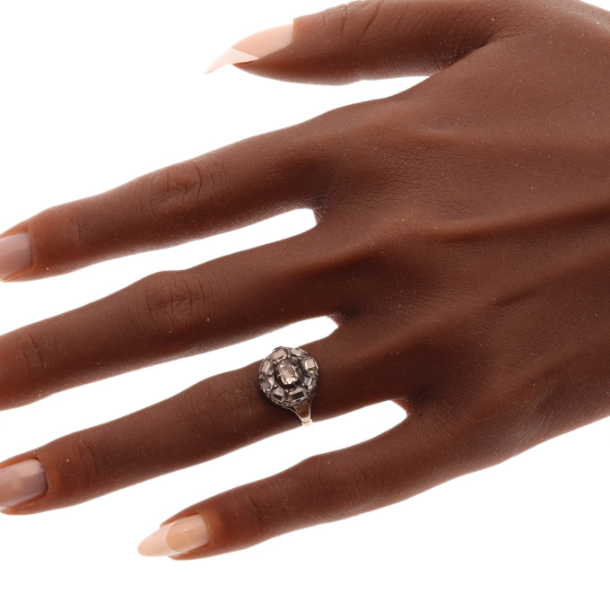 Table Cut Brilliance: A Rare Diamond Cluster Ring from circa 1600 by Artista Sconosciuto