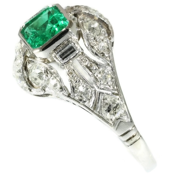 Platinum estate diamond engagement ring with truly magnificent Colombian emerald by Onbekende Kunstenaar