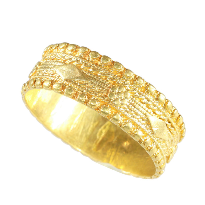 Antique 18K Gold Baroque Wedding Band, Circa 1700 – A Timeless Symbol of Love by Artista Sconosciuto