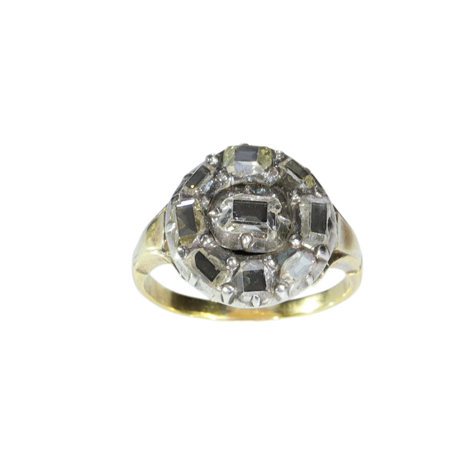 Table Cut Brilliance: A Rare Diamond Cluster Ring from circa 1600 by Artista Sconosciuto