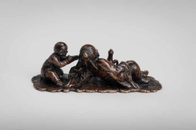 A Chinese bronze brush rest or paperweight, late Ming dynasty to early Qing dynasty, 17th century by Artista Desconhecido