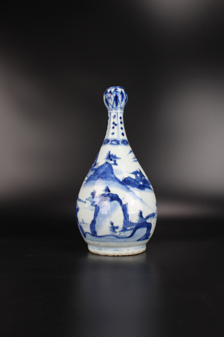 A rare Chinese blue and white bottle vase, Ming dynasty, Wanli period by Onbekende Kunstenaar