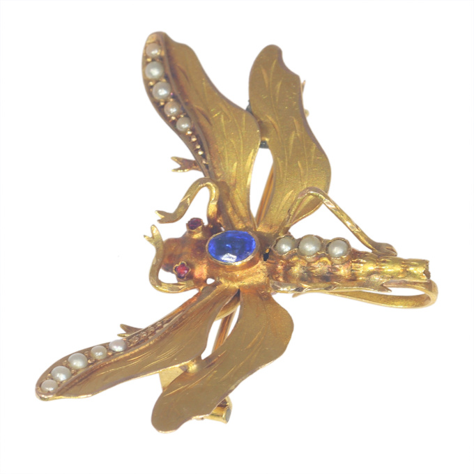 Vintage antique Victorian insect brooch with half seed pearls and a blue stone by Artista Desconocido