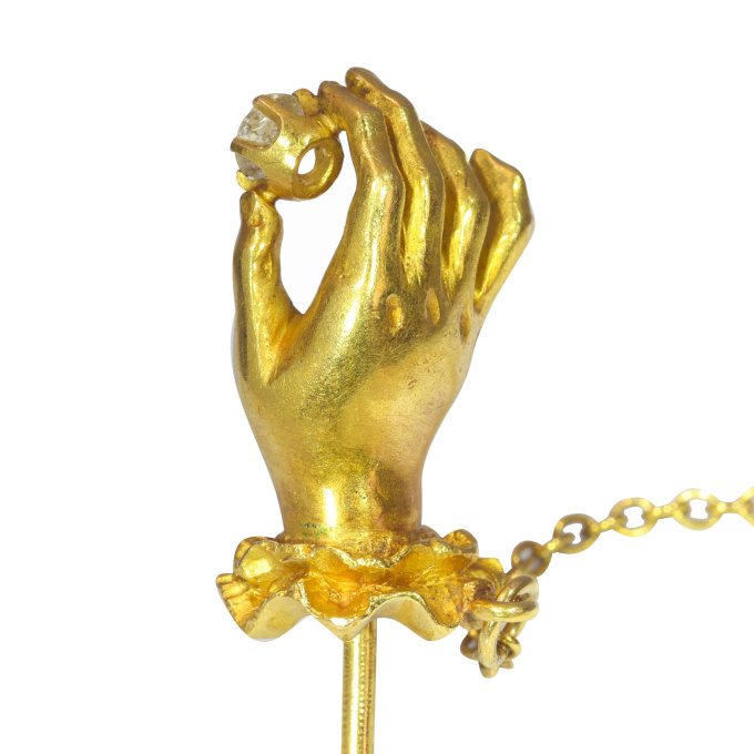 Antique 18K yellow gold tiepin hand holding an old mine cut diamond by Onbekende Kunstenaar