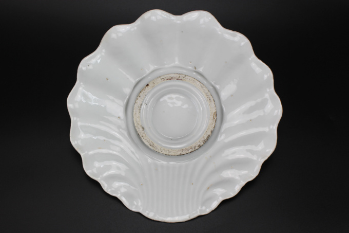 Two Chinese porcelain famille rose Mancerina plates, Qianlong Qing dynasty c. 1770 Chinese export dishes for the Spanish / Mexican market by Onbekende Kunstenaar