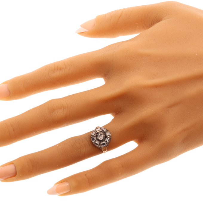 Table Cut Brilliance: A Rare Diamond Cluster Ring from circa 1600 by Artista Sconosciuto