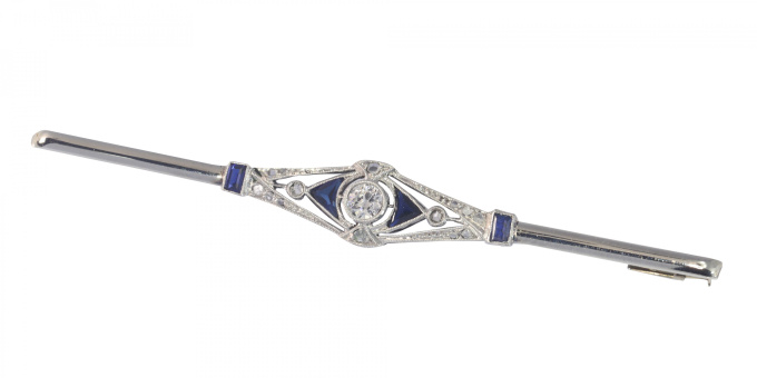 Vintage Art Deco diamond and sapphire bar brooch by Artista Desconhecido