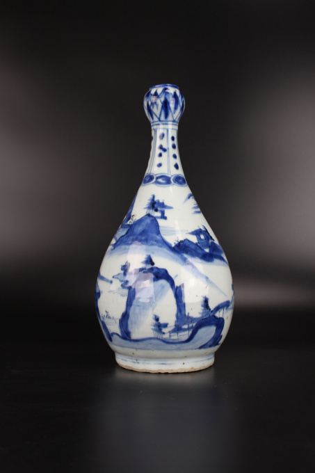 A rare Chinese blue and white bottle vase, Ming dynasty, Wanli period by Onbekende Kunstenaar