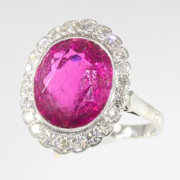 Vintage diamond engagement ring with large rubellite of 7.09 crt by Onbekende Kunstenaar