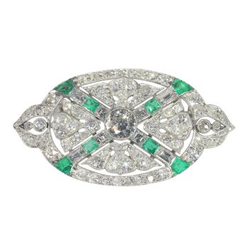 Art Deco platinum diamond and emerald brooch with almost 7.00 crts of total diamond weight by Onbekende Kunstenaar
