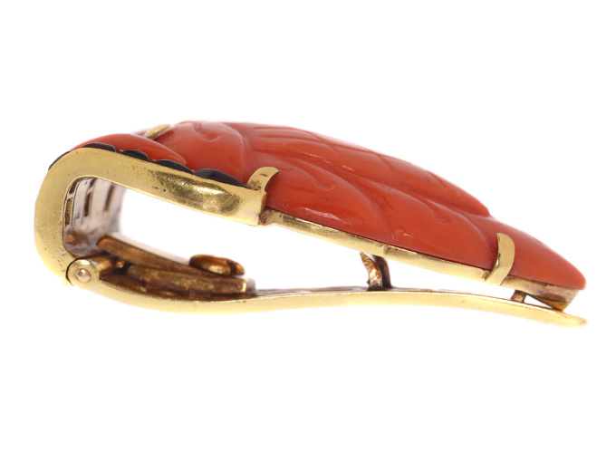 Truly magnificent Art Deco clip, typical Japonism, coral and carre cut onyx by Artiste Inconnu