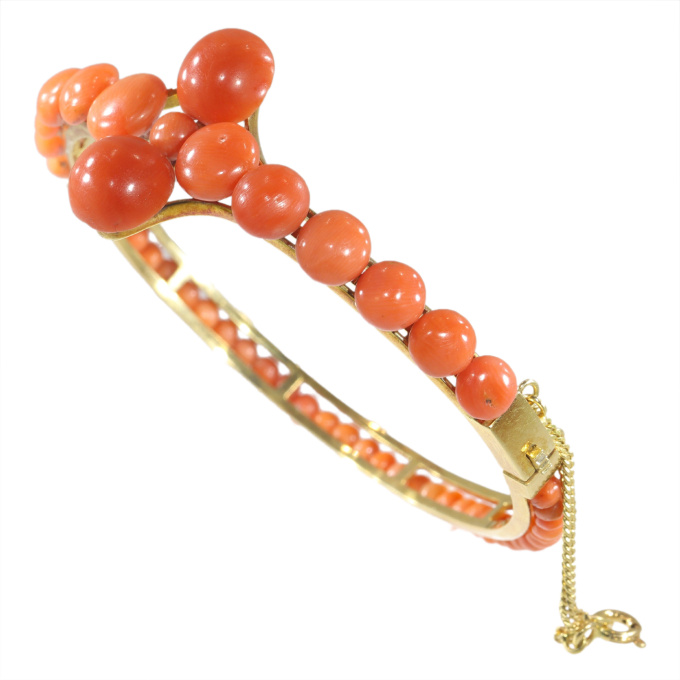 Vintage 18K coral bangle by Artista Desconocido