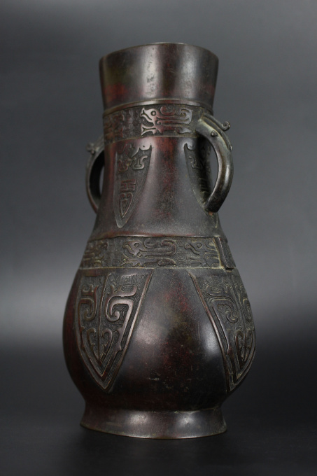 A Chinese bronze archaistic Hu vase, Ming dynasty (1368-1644) by Artiste Inconnu