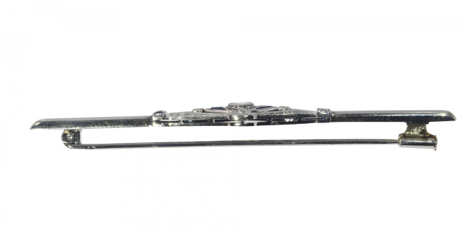 Vintage Art Deco diamond and sapphire bar brooch by Artista Desconhecido