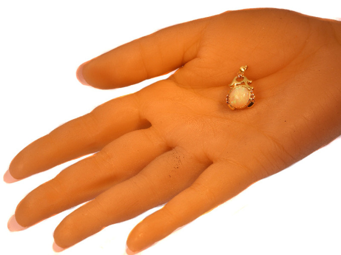 Vintage multi colour gold pendant with cabochon opal Style Japonais by Unbekannter Künstler