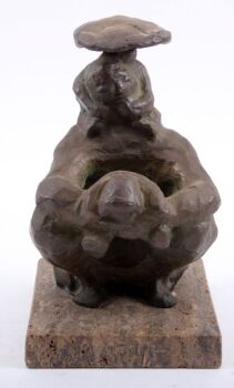 Hurkende figuur met twee kinderen by Nel van Lith