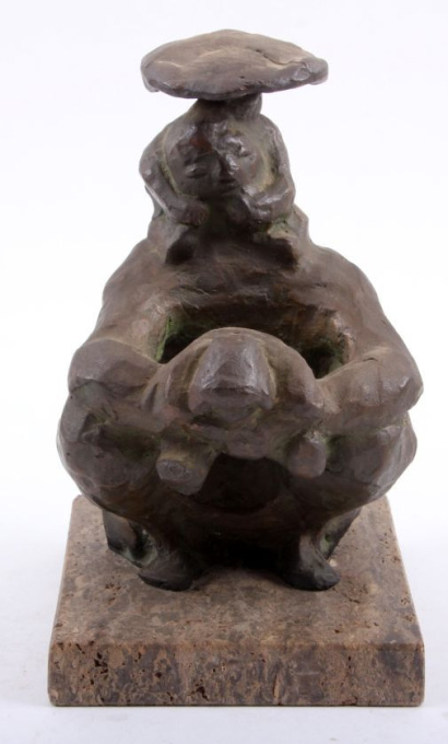 Hurkende figuur met twee kinderen by Nel van Lith