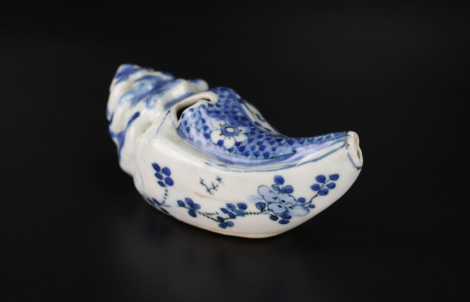 A very rare Chinese blue and white conch-shaped water dropper, Ming dynasty, Wanli period (1573–1619) by Artista Desconhecido