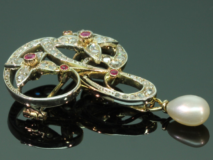 Art Nouveau brooch with diamonds and rubies Jugendstil by Artiste Inconnu