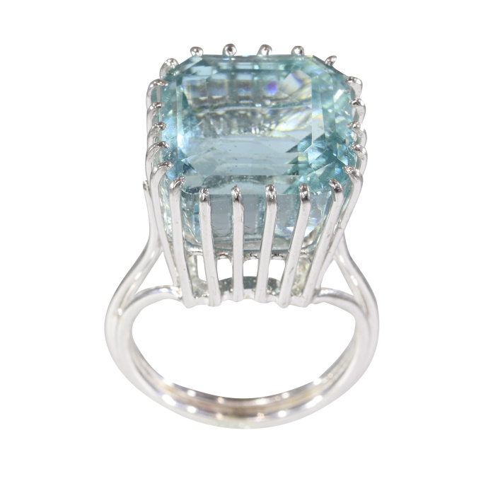 Vintage Fifties cocktail ring with large untreated aquamarine of approximately 16 crt by Artista Sconosciuto