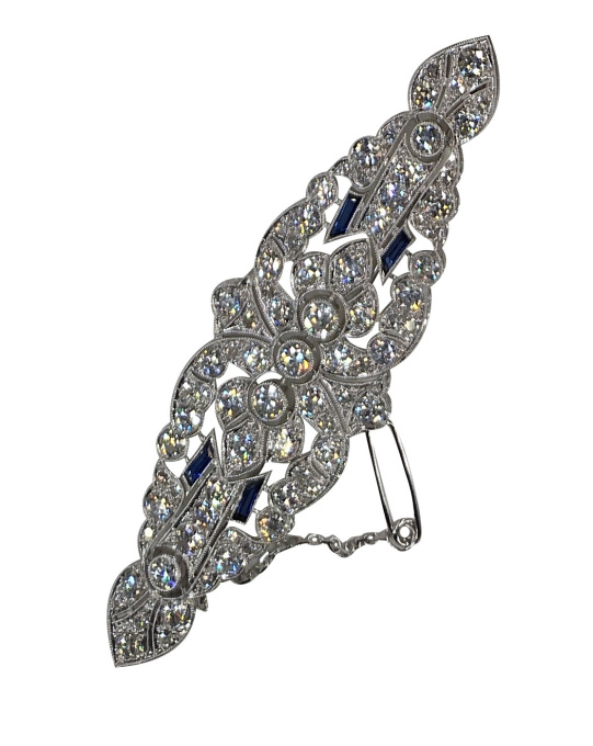 Vintage platinum Art Deco diamond brooch with sapphire accents by Unbekannter Künstler