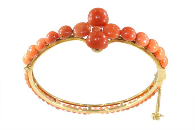 Vintage 18K coral bangle by Artista Desconocido