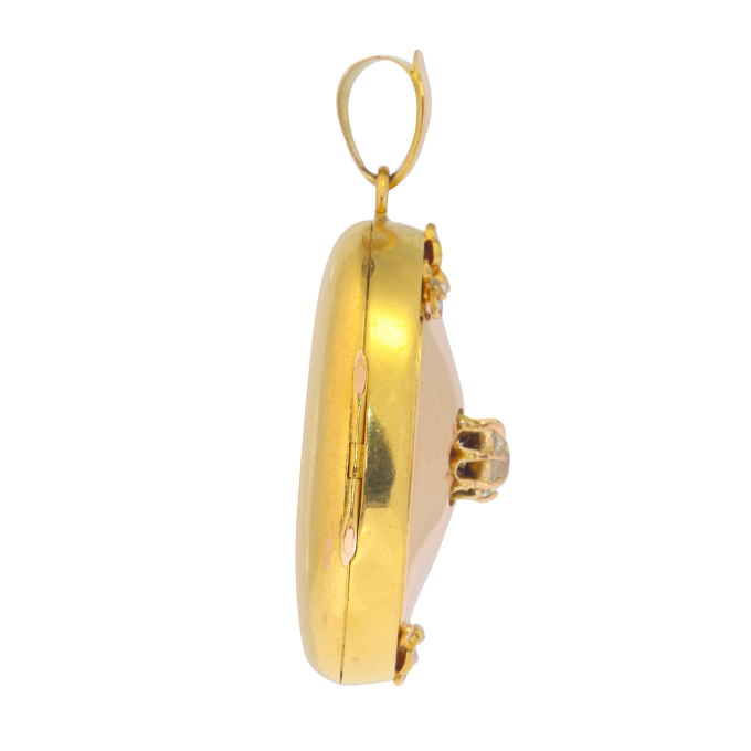 Vintage antique 18K gold locket with large old mine brilliant cut diamond by Artista Sconosciuto
