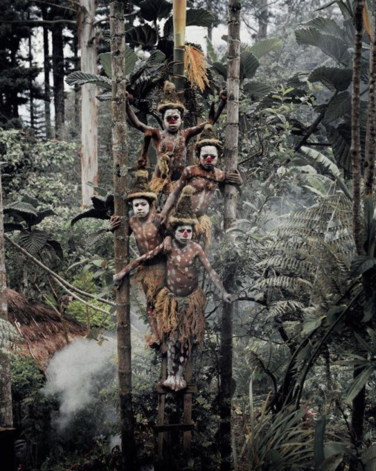 XV 61 - Gogine Boys - Goroka, Eastern Highland - Papua New Guinea, 2010 by Jimmy Nelson