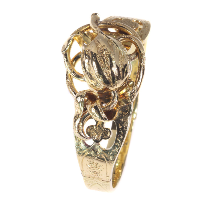 Antique gold bangle with large tulip motive by Artiste Inconnu
