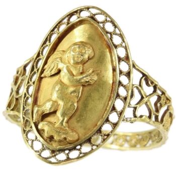 Large Antique French love and luck gold ring with cute little Amor by Artista Sconosciuto