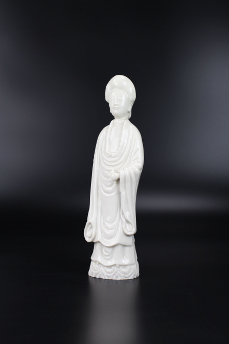 A Dehua Blanc de Chine standing figure of a lady with “de la Fontanges” European hairstyle, Kangxi period, ca. 1680 by Onbekende Kunstenaar