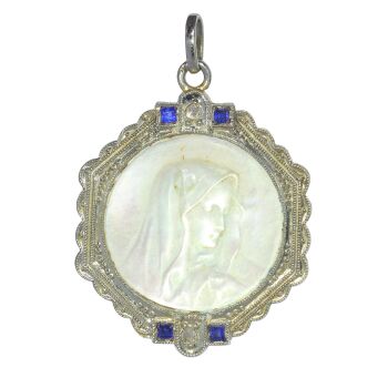 Vintage 1920's Art Deco 18K gold Maria medal in plate of mother-of-pearl with diamonds and sapphires by Artista Sconosciuto