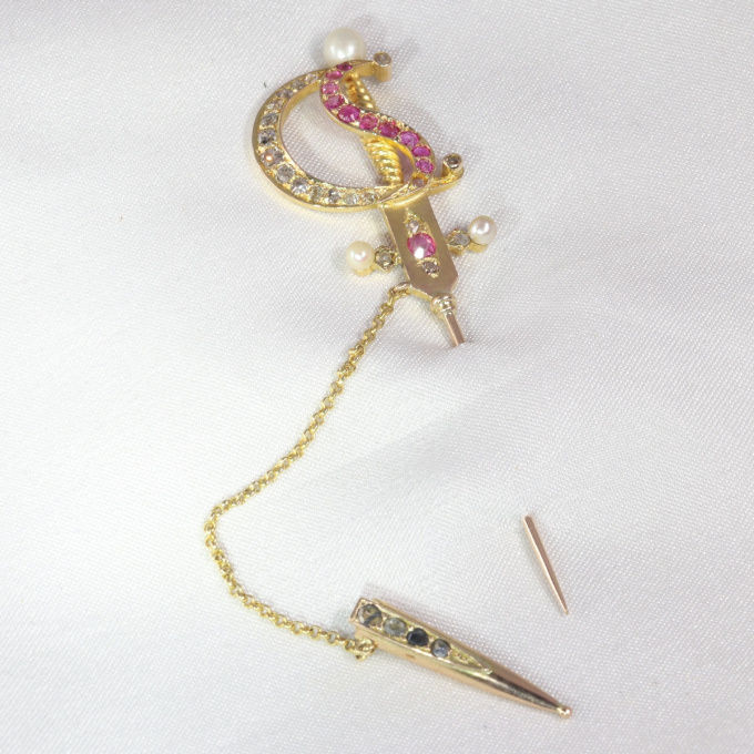 Antique gold pin in the shape of a bejeweld sword by Unbekannter Künstler