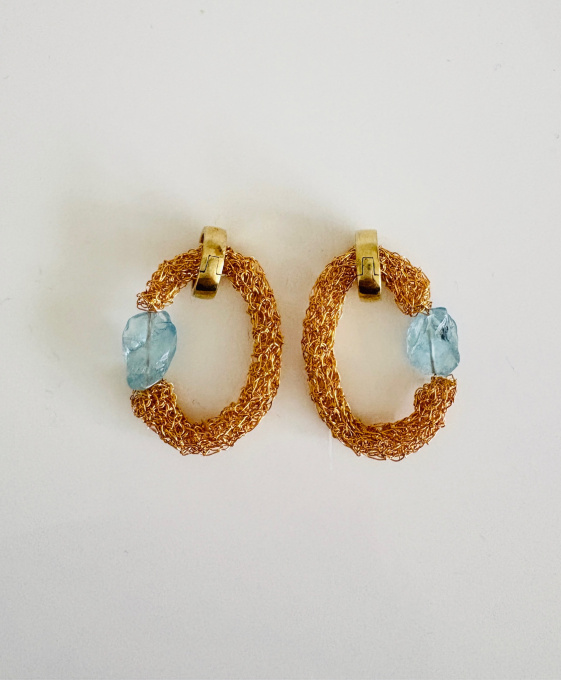 Raw Aqua oorringen by Wilhelmina Huysman