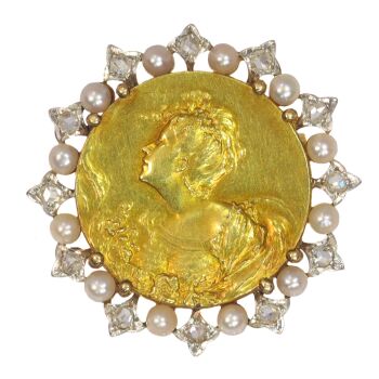 French vintage Belle Epoque gold brooch set with diamonds and pearls medaillist revival by Unbekannter Künstler