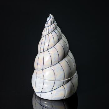 A unique stoneware lidded box in the shape of a shell – Arabia Pro Arte Finland by Gunvor Olin-Grönqvist