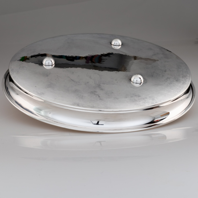 A handmade Sterling silver dish, with hammered surface, model TW 276 – Kultakeskus, Finland 1965 by Tapio Wirkkala