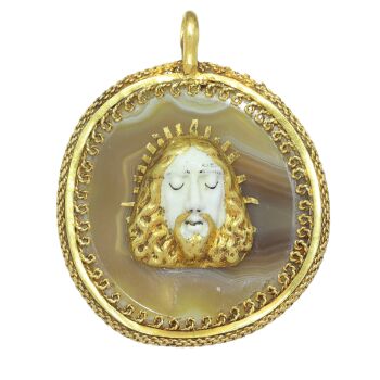 Renaissance Devotional Pendant, ca. 1600 – Christ in Enamel on Banded Agate by Artista Desconocido