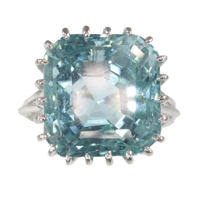 Vintage Fifties cocktail ring with large untreated aquamarine of approximately 16 crt by Artista Sconosciuto