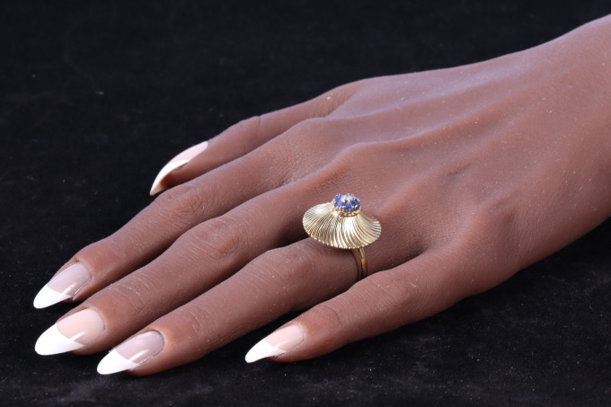 Iconic Vintage 18K Gold Ring from the Sixties, Set with Diamond and Sapphires by Artista Sconosciuto