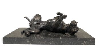 Hond op rug- 'Zenn' by Natalie de Klijn