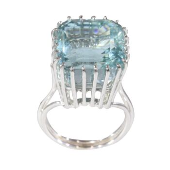 Vintage Fifties cocktail ring with large untreated aquamarine of approximately 16 crt by Unknown artist