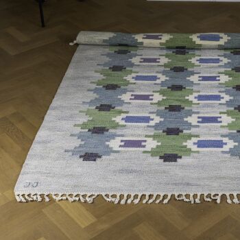 A handmade ‘Rölakan’ rug, model ‘Vårflöden’ (Spring flows) – JJ Vävateljén, Sweden by Judith Johansson