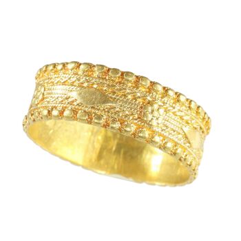 Antique 18K Gold Baroque Wedding Band, Circa 1700 – A Timeless Symbol of Love by Unbekannter Künstler