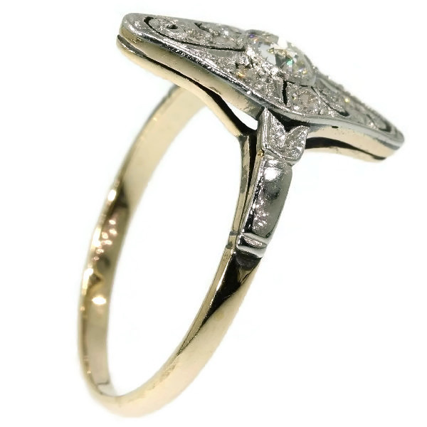 Art Deco diamond engagement ring by Artista Desconocido