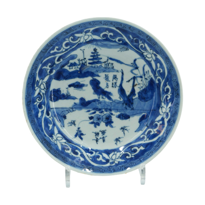 A pair of inscribed blue and white ‘Wild Goose Pagoda’ dishes for the Japanese market, Ko-Sometsuke, Ming dynasty, Tianqi Period (1621–1627). by Artiste Inconnu