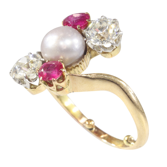 Vintage antique 18K gold ring with diamonds rubies and a natural pearl by Artista Desconhecido