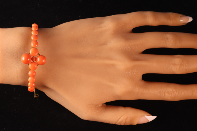 Vintage 18K coral bangle by Artista Desconocido